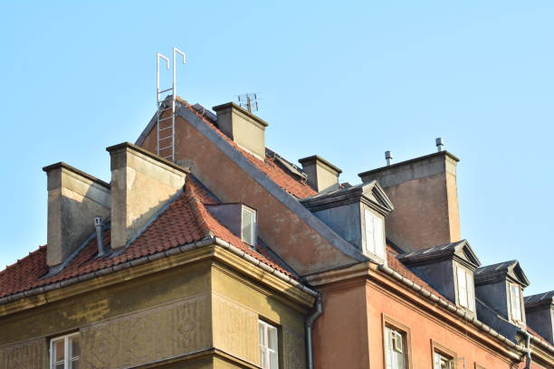 istock Front wall of old tenement house 953663946