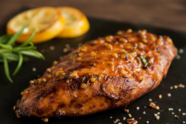 asado pechuga filete de pollo con miel de limón tomate romero semillas de mostaza - mustard plant fotografías e imágenes de stock