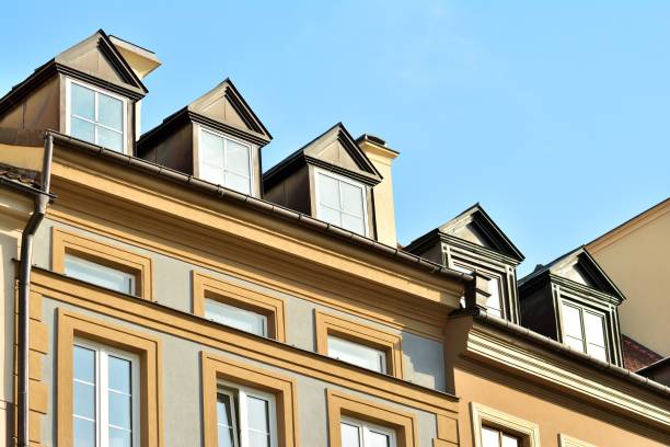istock Front wall of old tenement house 953665128