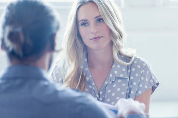 oboje są młodymi biznesmenami, którzy niedbale ubrani są w jasne biuro. - doctor healthcare and medicine human resources teamwork zdjęcia i obrazy z banku zdjęć