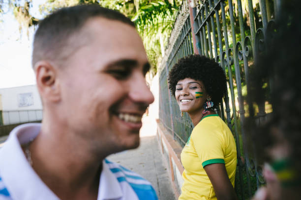 argentyński kibic na ulicach z brazylijskimi kibicami - young adult argentinian culture argentinian ethnicity black zdjęcia i obrazy z banku zdjęć