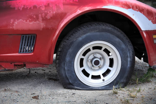 bouchent de pneu de voiture cassé en stationnement - collectors car car hubcap retro revival photos et images de collection