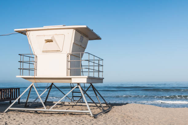 Lifeguard Tower on Moonlight Beach in Encinitas A lifeguard tower on Moonlight Beach in Encinitas, California, located in San Diego County. moonlight stock pictures, royalty-free photos & images