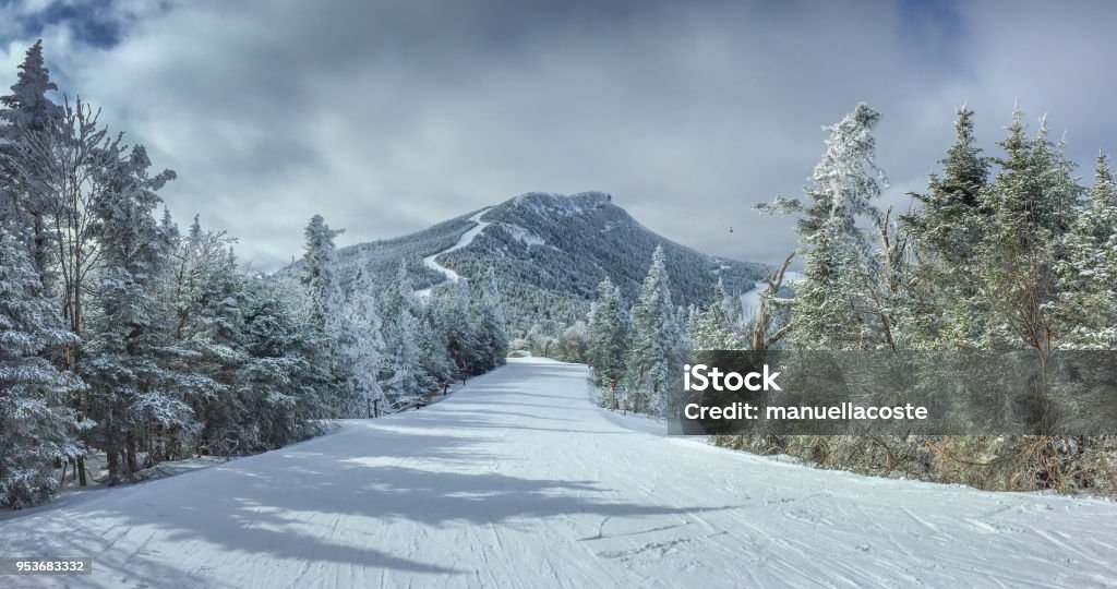 スキー山のちょうど別の日 - 雪のロイヤリティフリーストックフォト