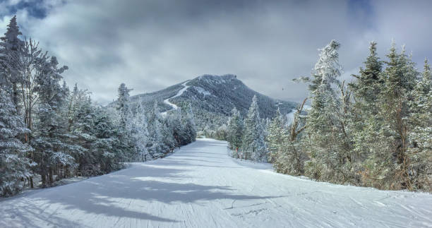 just another day skiing in the mountain - vermont imagens e fotografias de stock