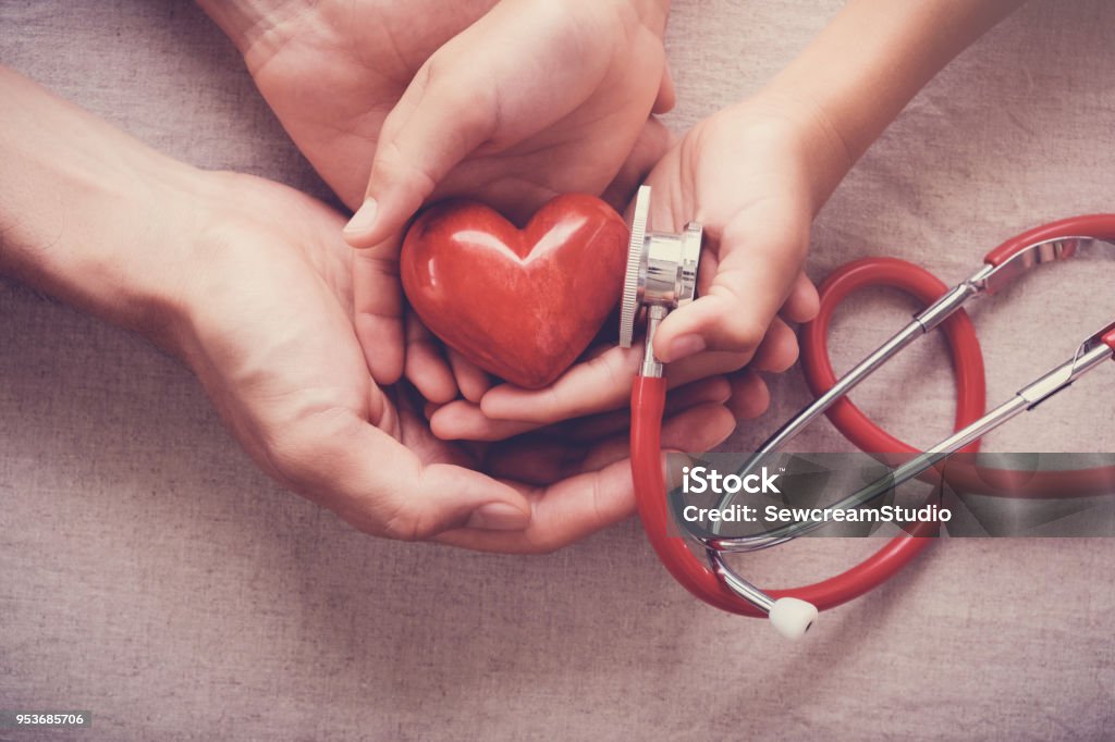 niño y adulto con corazón rojo con estetoscopio, centro salud, concepto de seguro de salud - Foto de stock de Asistencia sanitaria y medicina libre de derechos