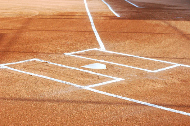 infield de balle-molle avec des lignes de craie - baseball diamond baseball baseline base photos et images de collection