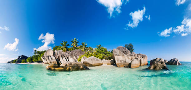 アンスソースダル - ビーチのパノラマ島セイシェル ラディーグ - seychelles sea lagoon tropical climate ストックフォトと画像