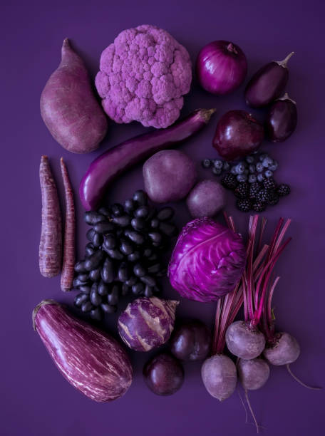 purple fruits and vegetables - spanish onion fotos imagens e fotografias de stock