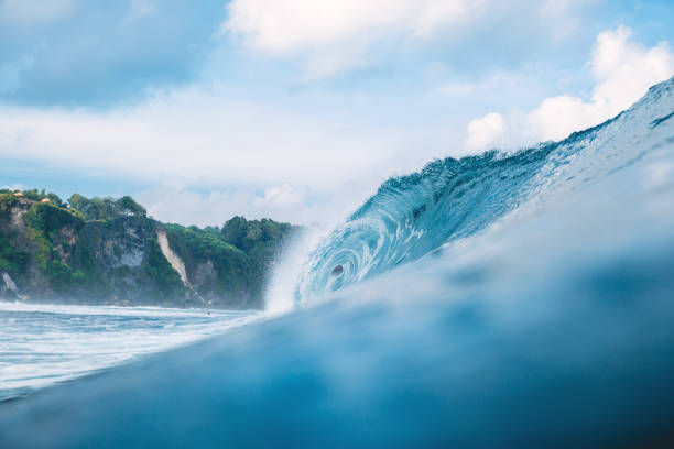 istock Perfect big breaking barrel wave in ocean 953714136