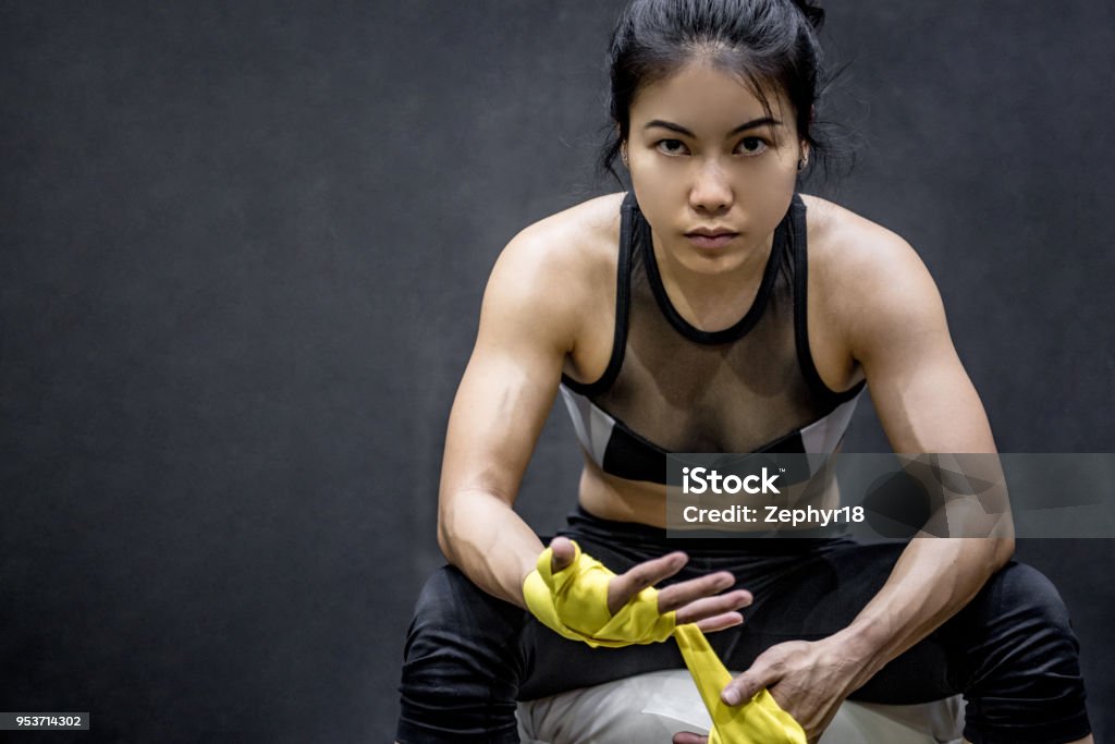 Boxeadora asiática con cinta amarilla en la muñeca - Foto de stock de Boxeo - Deporte libre de derechos