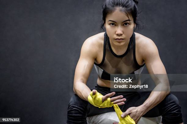 Boxeadora Asiática Con Cinta Amarilla En La Muñeca Foto de stock y más banco de imágenes de Boxeo - Deporte - Boxeo - Deporte, Mujeres, Pasión