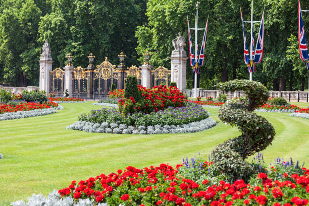 plac przed pałacem buckingham z kwietnikiem i ozdobną bramą do green park, londyn, wielka brytania - gate palace english culture formal garden zdjęcia i obrazy z banku zdjęć