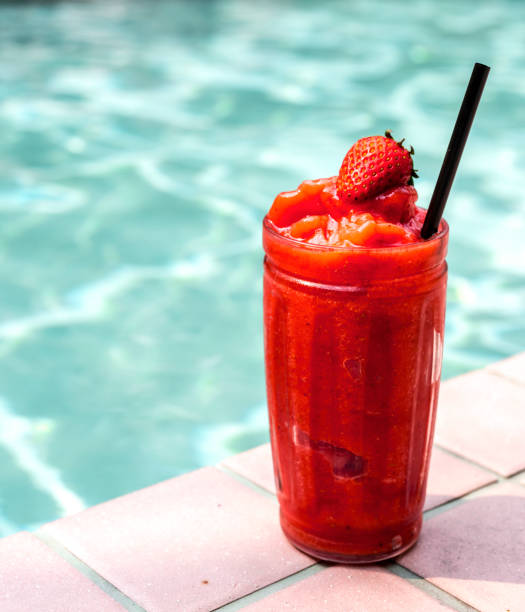 erdbeer smoothie am pool - strawberry daiquiri stock-fotos und bilder