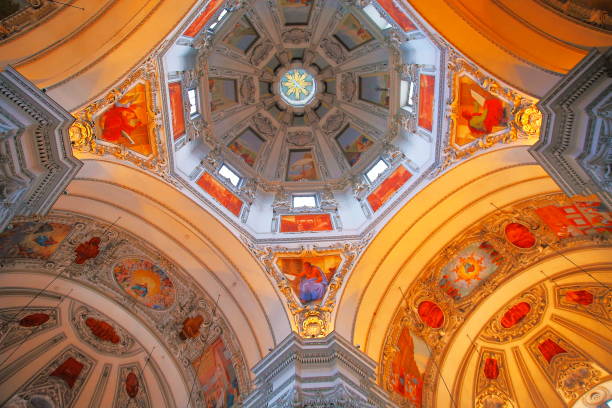 интерьер зальцбургского собора в стиле барокко богато обоймит купол крыши из помещения, австрия - indoors cathedral salzburg cathedral salzburg стоковые фото и изображения