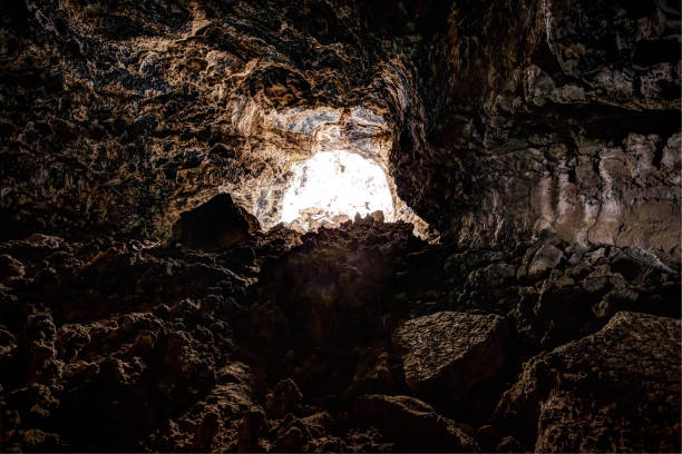 jaskinia lava tube, lava beds national monument - lava beds national monument zdjęcia i obrazy z banku zdjęć