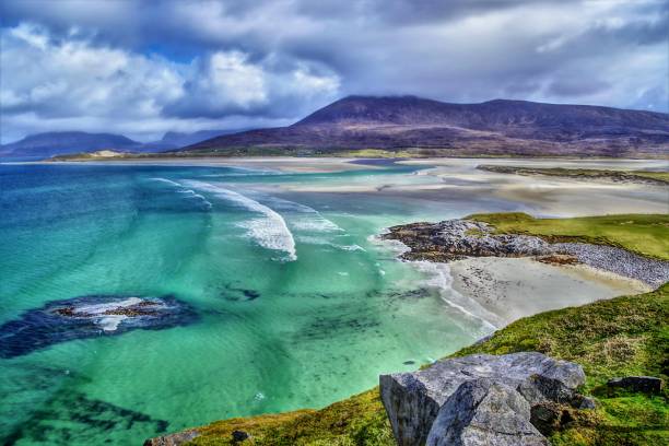 the sands and hills of luskentyre in a stormy spring day, isola di harris, western isles, nw scozia - hebrides foto e immagini stock