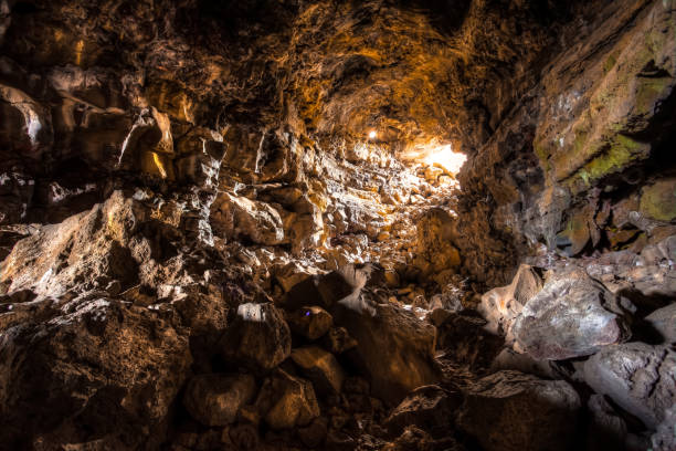 jaskinia lava tube, lava beds national monument - lava beds national monument zdjęcia i obrazy z banku zdjęć