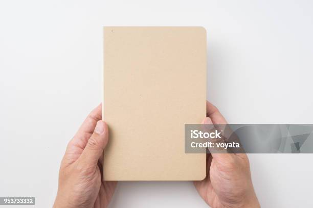 Vista Superior De La Mano Del Hombre Cuaderno Tapa Dura Kraft Foto de stock y más banco de imágenes de Cuaderno de apuntes