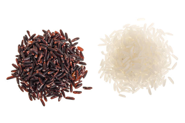 le riz sauvage noir et blanc isolé sur fond blanc se bouchent. vue de dessus. poser de plat - brown rice photos et images de collection