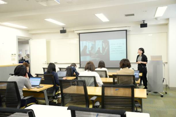 istock Young business woman giving a presentation 953747336