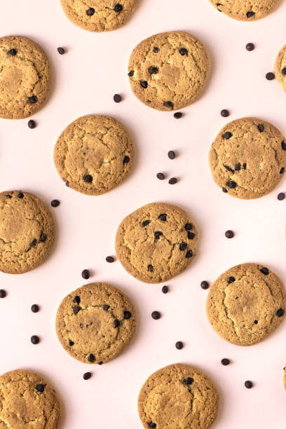 istock Chocolate chip cookies on pink background 953747758