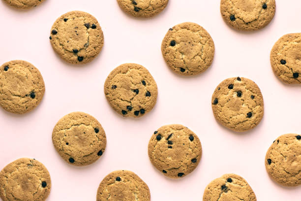 istock Chocolate chip cookies on pink background 953747788