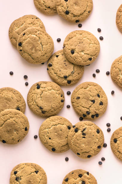 istock Chocolate chip cookies on pink background 953747790