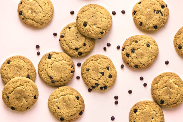 istock Chocolate chip cookies on pink background 953747816