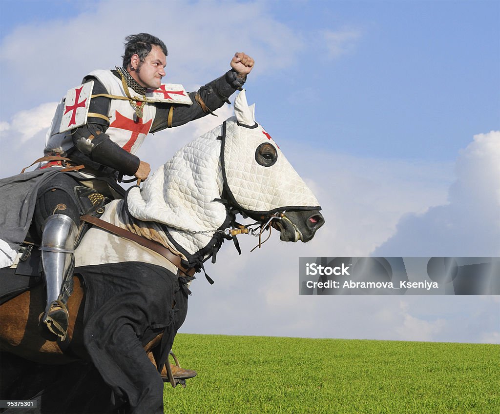 Templar con cama King - Foto de stock de Caballero libre de derechos