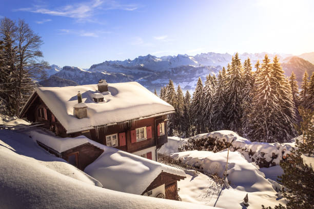 дом отдыха в горах зимой со снегом - chalet house snow switzerland стоковые фото и изображения