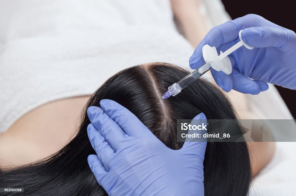 Le docteur cosmétologue rend la procédure de la mésothérapie en tête de la femme. - Photo de Injection de toxine botulique libre de droits