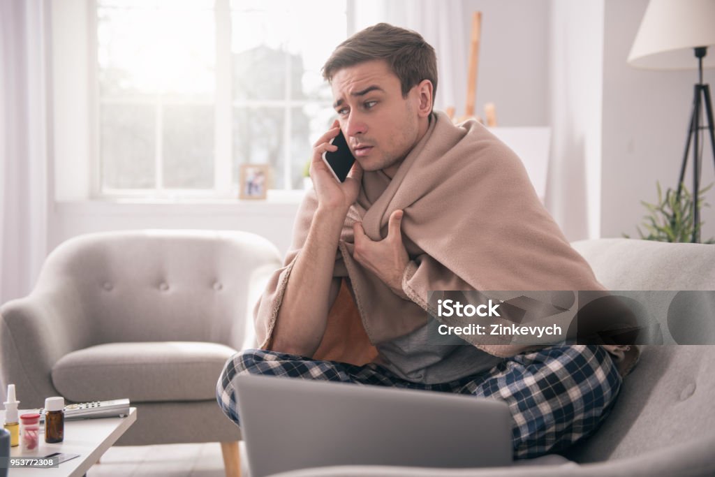 Triste hombre joven hablando con su empleador - Foto de stock de Enfermedad libre de derechos