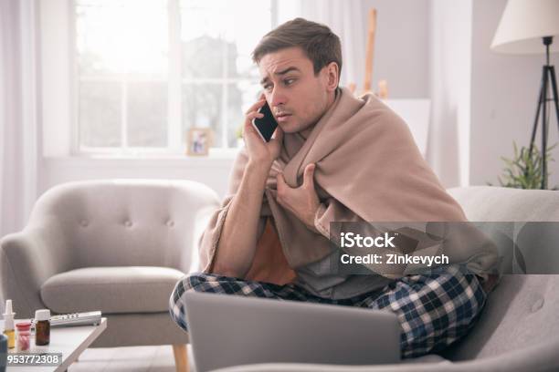 Triste Hombre Joven Hablando Con Su Empleador Foto de stock y más banco de imágenes de Enfermedad - Enfermedad, Usar el teléfono, Baja por enfermedad