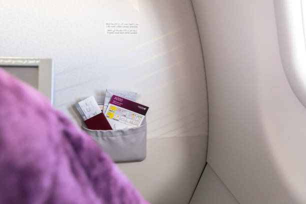 카  타르도 하, 마트, 2018: 탑승 항공기 주머니에 패스, 여권 및 안전 지침. - qatar airways 뉴스 사진 이미지