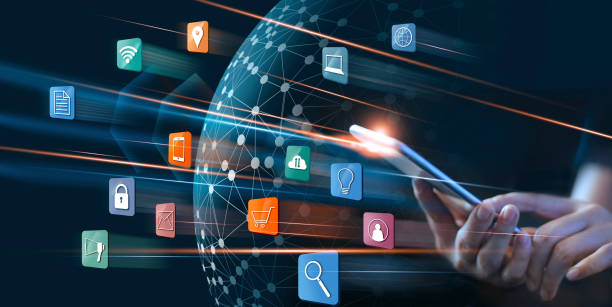 uomo d'affari che utilizza pagamenti mobili shopping online e icona connessione di rete dei clienti su schermo virtuale, m-banking e omnicanale - braccio di mare immagine foto e immagini stock