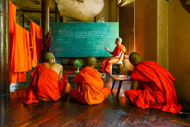 mon początkujący mnisi studiujący język nauczany przez starszego mnicha - novice buddhist monk zdjęcia i obrazy z banku zdjęć