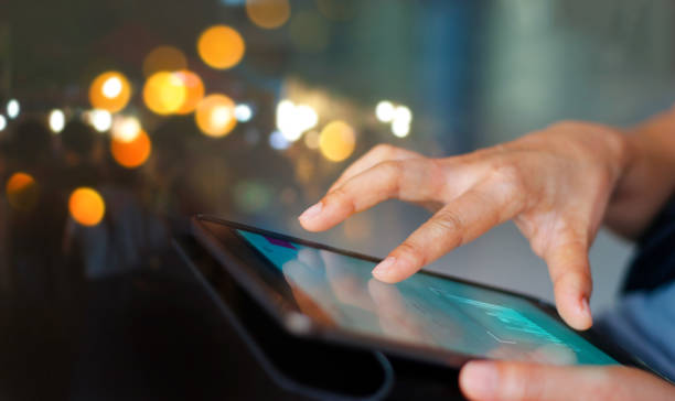 hombre de negocios usando la tableta en la noche - digital tablet connection internet touching fotografías e imágenes de stock