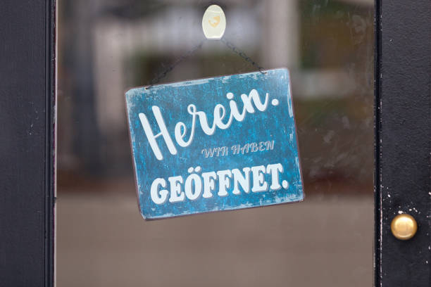 istock Come in, we're open - German sign 953789174