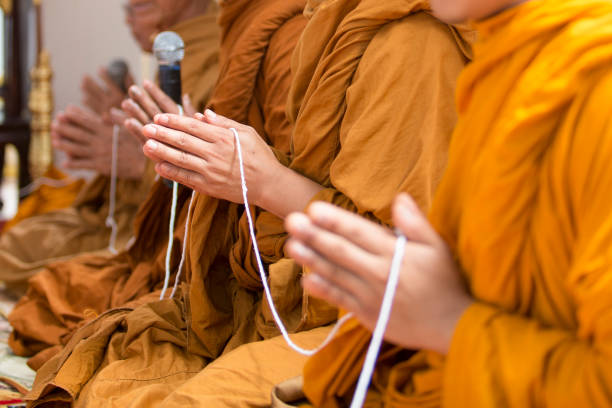 mani di un monaco che prega gli sposi benedetti nella cerimonia di religione nuziale thailandese. - buddhist ceremony foto e immagini stock