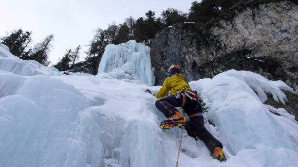 escalada na suíça no gelo - ice climbing - fotografias e filmes do acervo