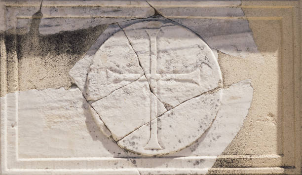 christliches kreuz auf stein in der antiken stadt ephesus - selcuk stock-fotos und bilder