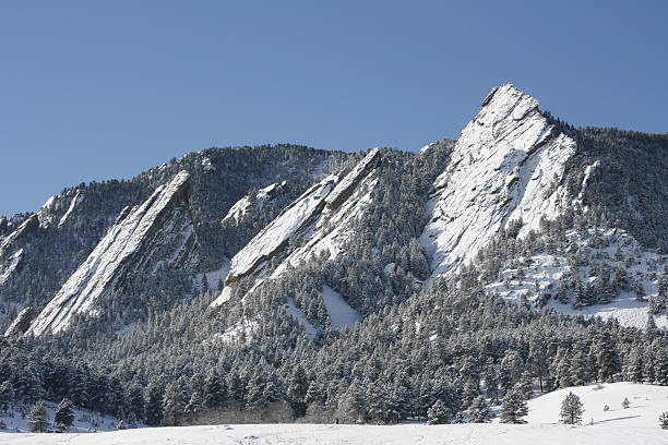 berge colorados flatirons mit schnee bedeckt - 2359 stock-fotos und bilder