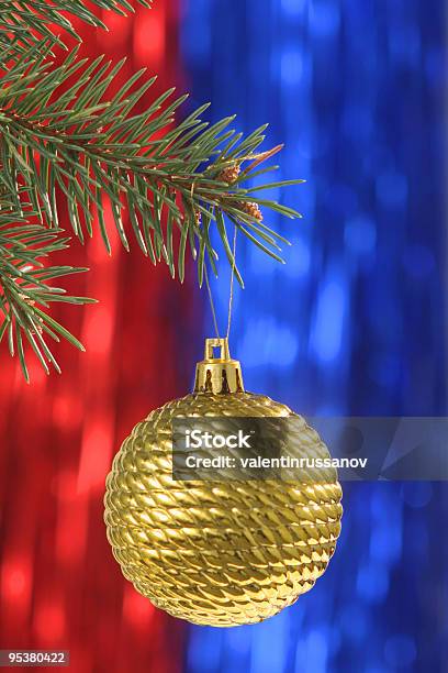 Bolas De Oro Árbol De Navidad Decoración Foto de stock y más banco de imágenes de Abeto - Abeto, Abeto Picea, Adorno de navidad