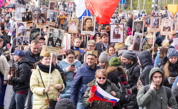 unsterbliche regiment prozession in tag des sieges - tausende von menschen marschieren entlang twerskaja-straße in richtung roter platz und kreml in erinnerung an die teilnehmer des zweiten weltkrieges in moskau, russland - nationwide stock-fotos und bilder