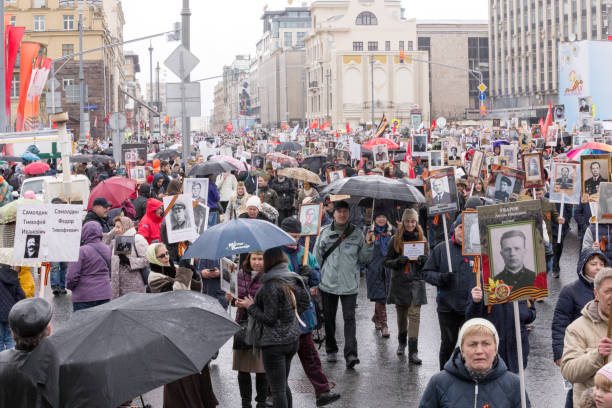 procession de régiment immortelle au jour de la victoire - des milliers de personnes marchant le long de la rue tverskaïa vers la place rouge et du kremlin à la mémoire des participants de la deuxième guerre mondiale à moscou, russie - nationwide photos et images de collection