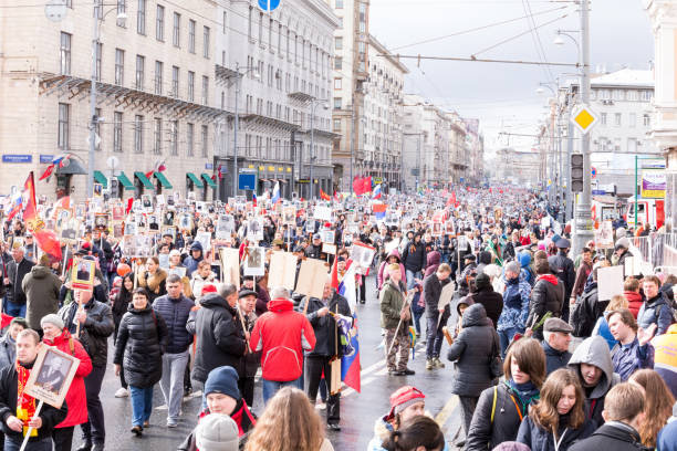 unsterbliche regiment prozession in tag des sieges - tausende von menschen marschieren entlang twerskaja-straße in richtung roter platz und kreml in erinnerung an die teilnehmer des zweiten weltkrieges in moskau, russland - nationwide stock-fotos und bilder