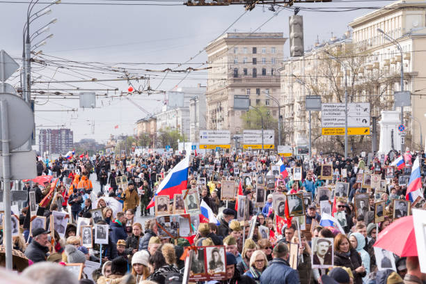 processione del reggimento immortale nel giorno della vittoria - migliaia di persone che marciano lungo via tverskaya verso la piazza rossa e il cremlino in memoria dei partecipanti alla seconda guerra mondiale a mosca, in russia - nationwide foto e immagini stock