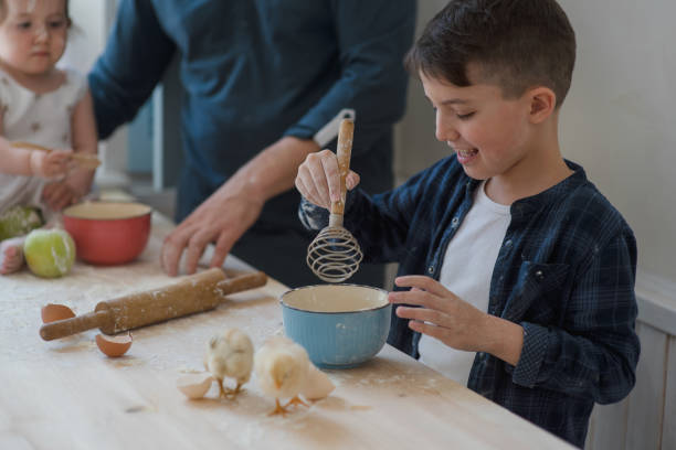 foto ritagliata papà con il figlio piccolo e la figlia che cuoce insieme - easter young bird baby chicken cooking foto e immagini stock