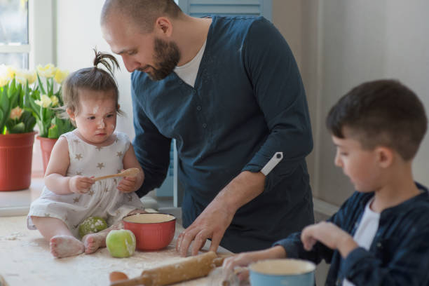 cortada pai foto com seu pequeno filho e filha juntos de cozimento - easter young bird baby chicken cooking - fotografias e filmes do acervo